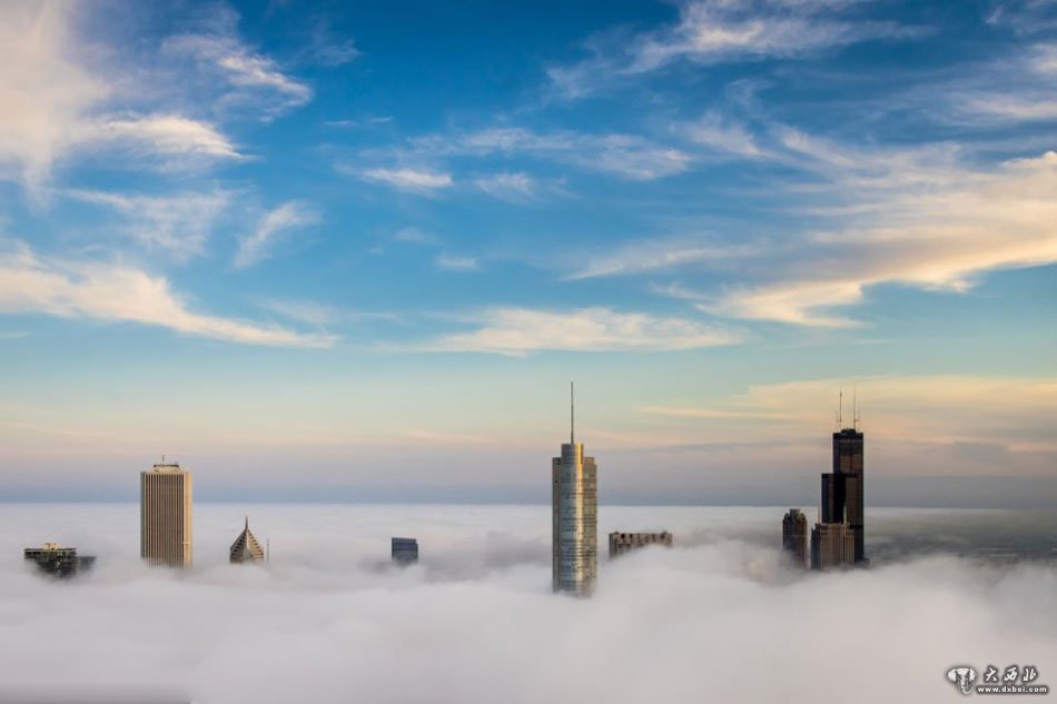 美摄影师300米高空拍高楼直插云雾奇景