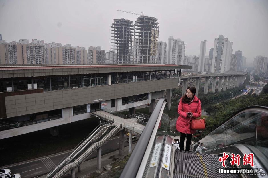 重庆土坡上建自动扶梯 便于市民出行