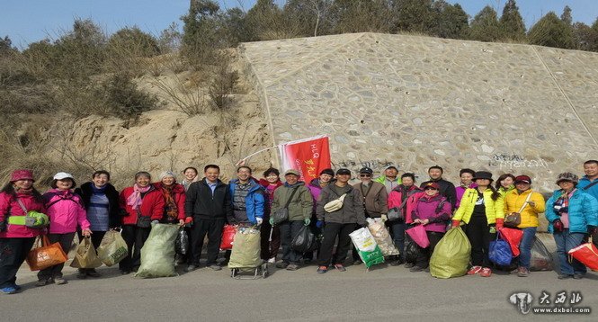  清理垃圾迎“三八”