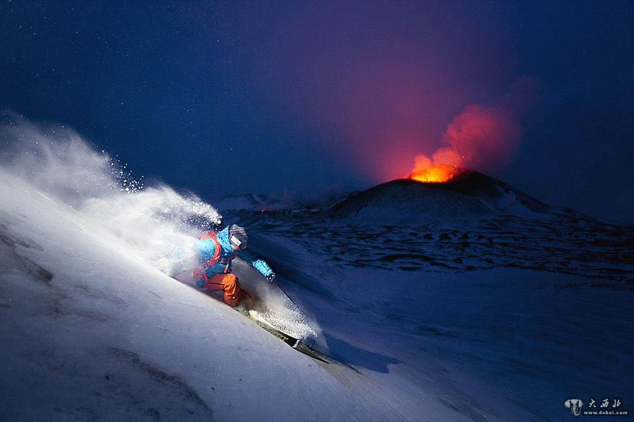 冰火两重天！俄积雪火山震撼爆发