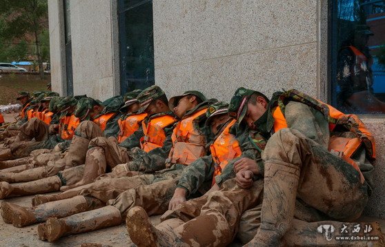 甘肃  肃南泥石流救灾现场的森警官兵