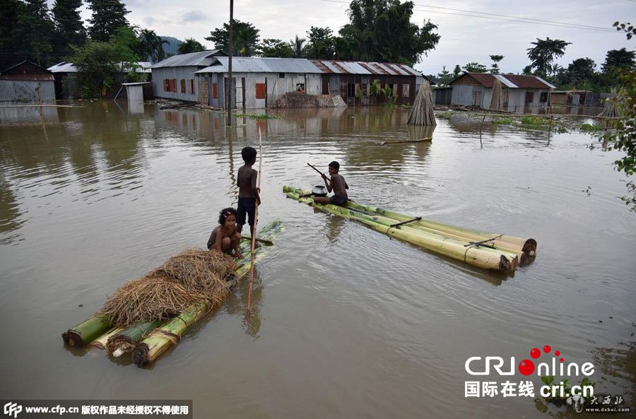 印度遭遇洪水袭击 居民乘筏出行