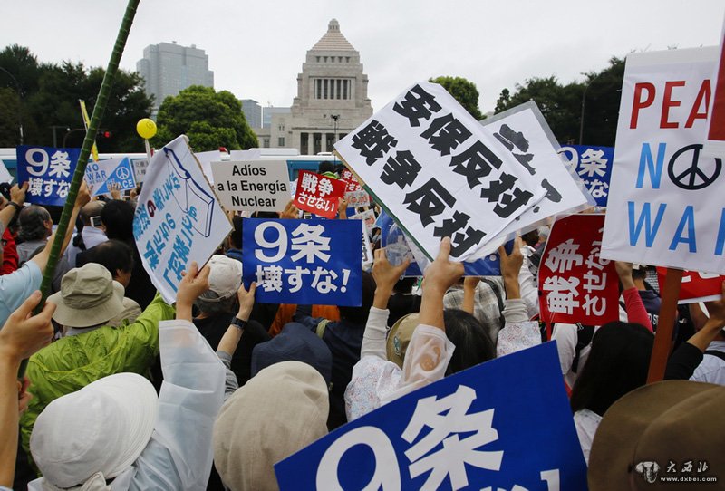 日本10万人包围国会抗议安保法案