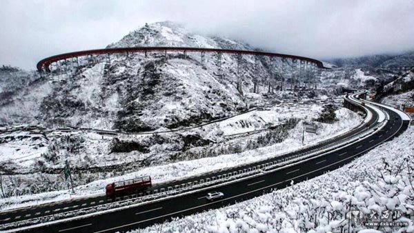 四川现“天梯高速” 雪景如画