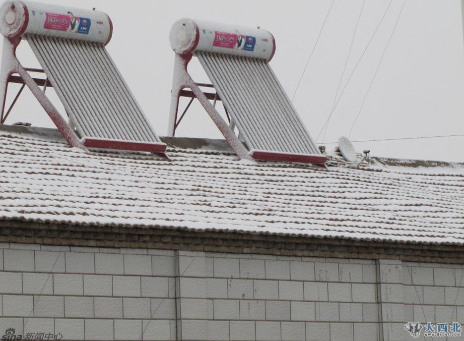 11月2日凌晨，受冷空气影响，甘肃酒泉、嘉峪关两市出现大范围降雪，其中敦煌、酒泉市区、金塔均为今冬首场降雪，比常年偏早。嘉峪关更是遍地洁白。图片来自@大西北网络