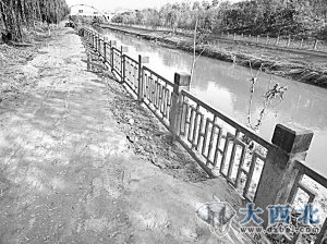 南河道下游览道仍淹没在泥沙中