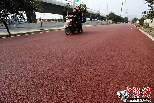 郑州铺设“红地毯车道”色彩鲜明利于区分