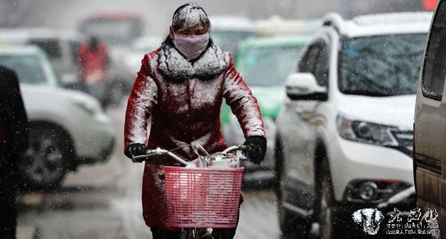 甘肃省内多地迎来降雪 气温普遍下降6摄氏度以上