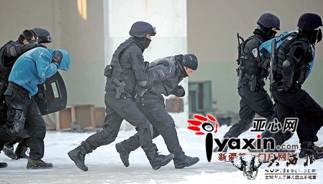 乌鲁木齐市特警演练反劫持 狙击手一枪命中