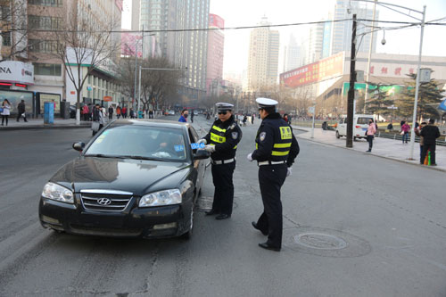 东岗交警大队整治规范停车秩序