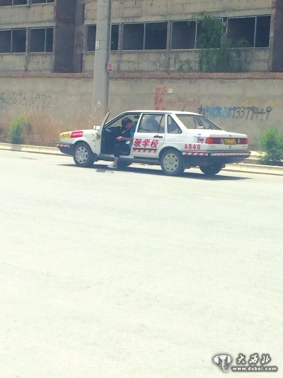 在路上练习的教练车