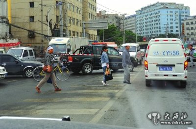 红泥沟段：行人穿梭在车流中