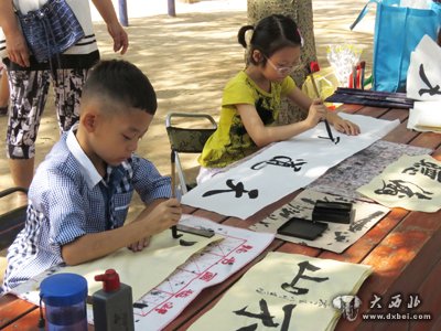 水车博览园的黄河步道来了几位小书法家