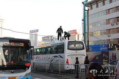 兰州交警爬车顶解救受困车辆