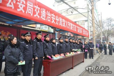 民警公交站点传授防扒攻略