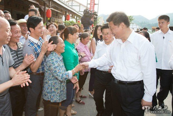 习近平在遵义县枫香镇花茂村看望村民