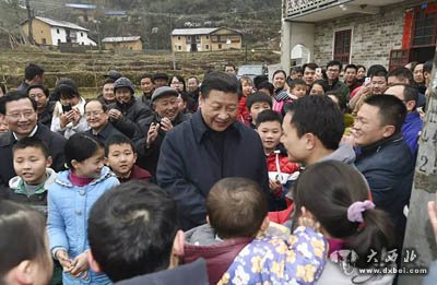 习近平在井冈山市茅坪乡神山村给乡亲们拜年，祝乡亲们生活幸福、猴年吉祥