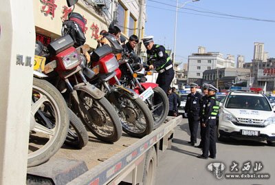 七里河交警专项整治“黑摩的”