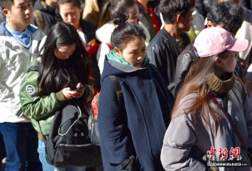 2月15日，北京电影学院、中央戏剧学院、中国传媒大学三所高校同时拉开2016年艺考大幕。<a target='_blank'  data-cke-saved-href='http://www.chinanews.com/' href='http://www.chinanews.com/' ><p  align=