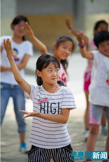 留守孩子暴雨中的渴望：“老师，我们能不能去上课？” 