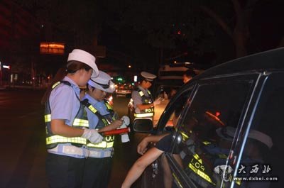 东岗交警连续夜查“酒驾”违法