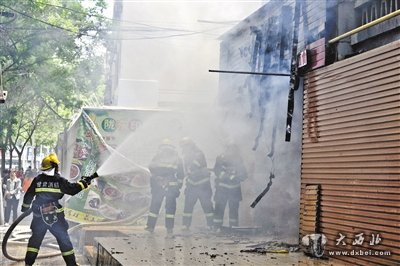 居民楼下餐馆起火 消防背出楼上5位被困老人