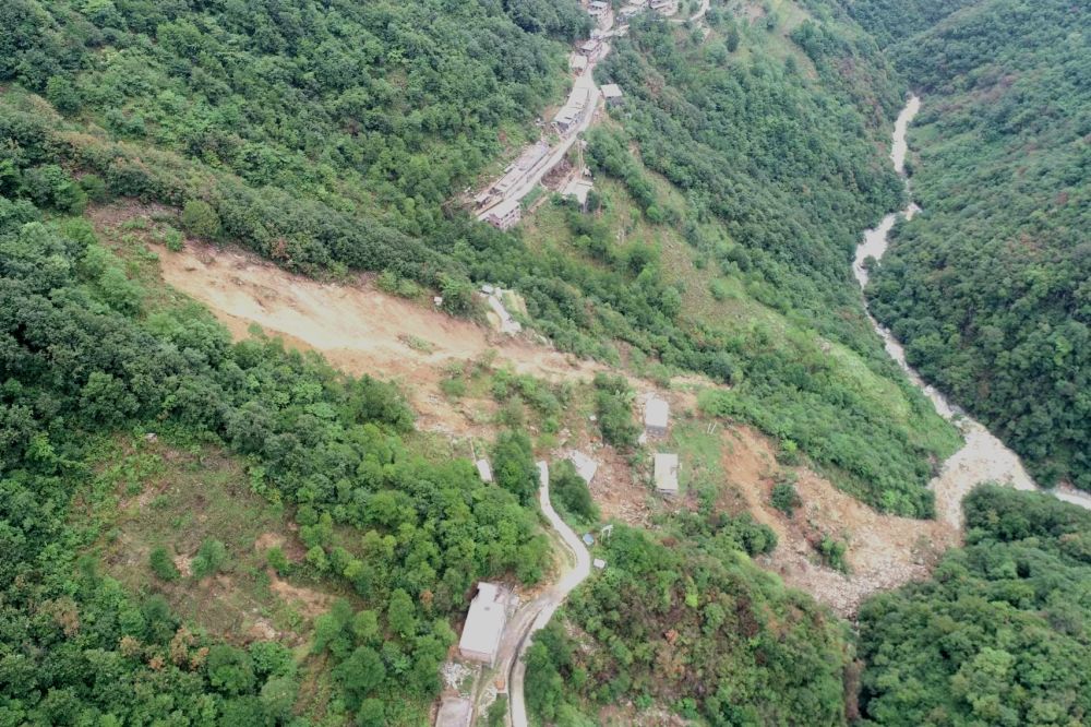 甘肃陇南强降雨致6人遇